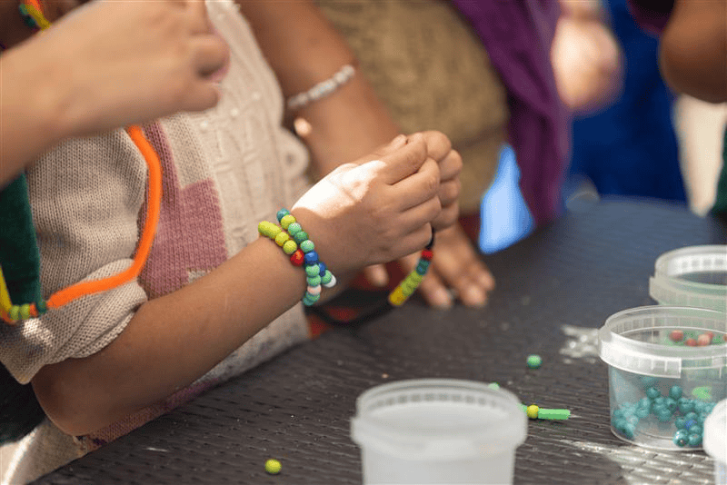 niños crean pulseras en el Proyecto Centro Móvil Búlgaro